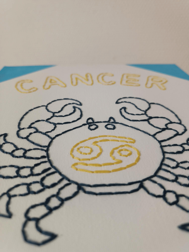 Toile brodée signe astro Cancer