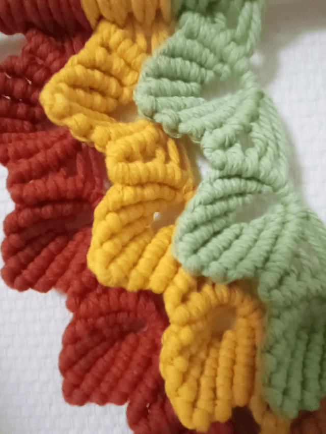 Décoration macramé vert/jaune/brique