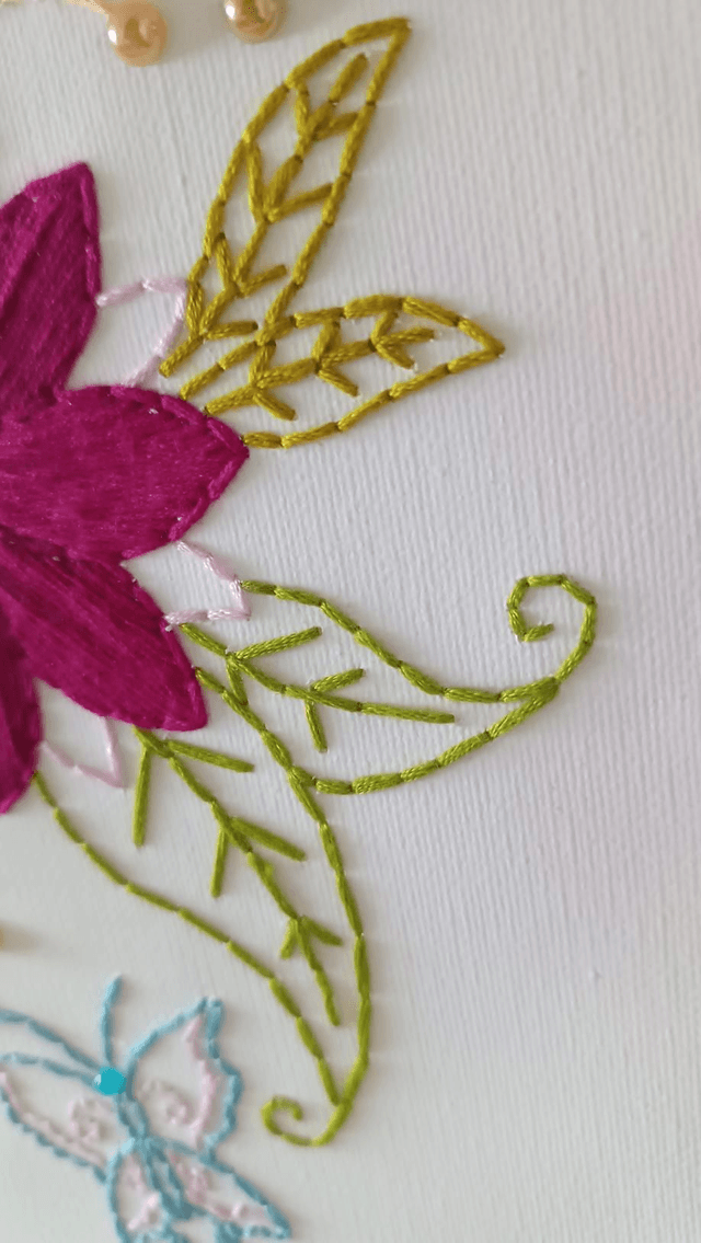 Toile brodée fleurie