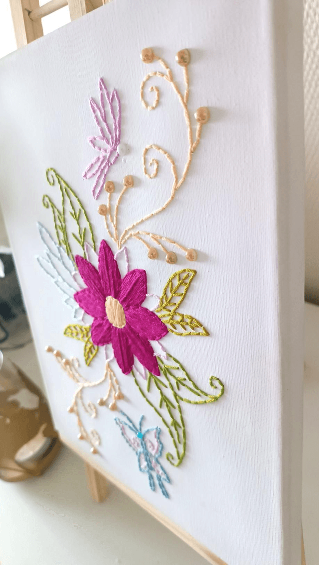 Toile brodée fleurie