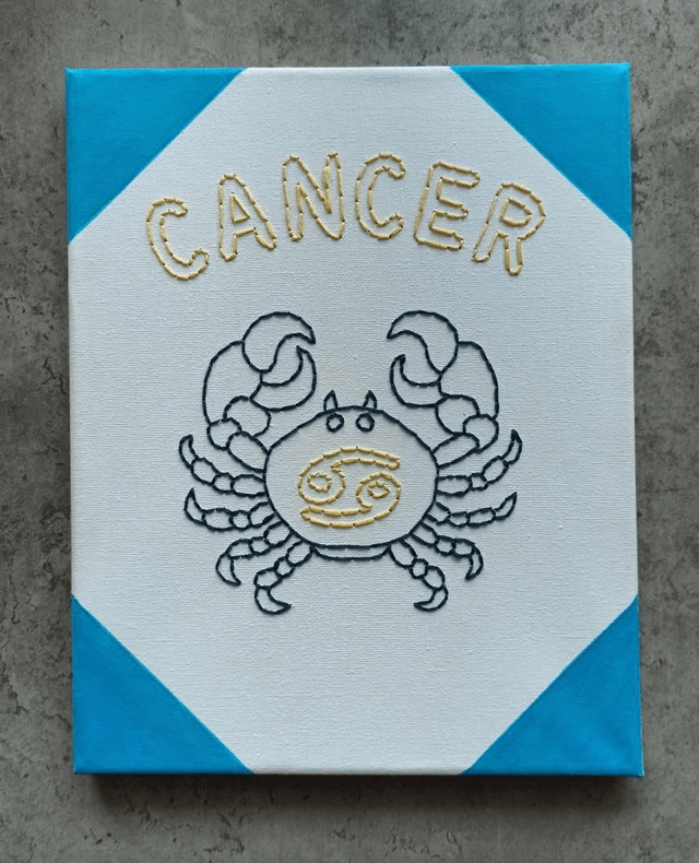 Toile brodée signe astro Cancer