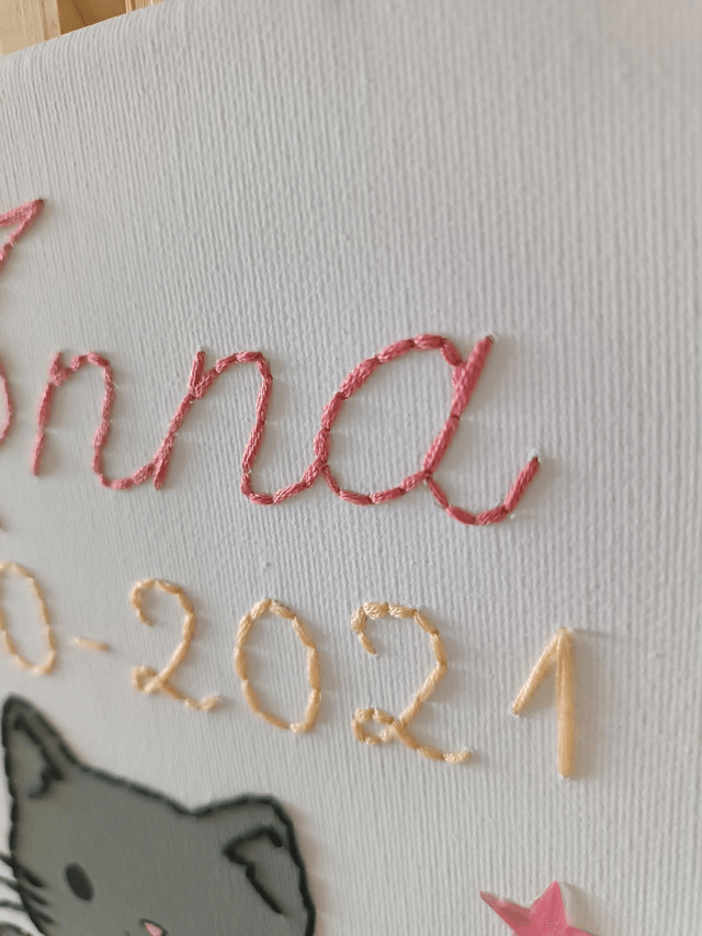 Toile brodée naissance (petit chat)