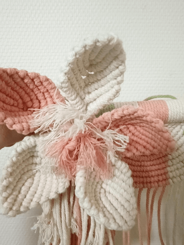 Décoration macramé avec fleur