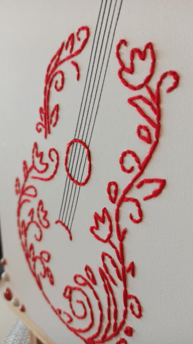 Guitare brodée