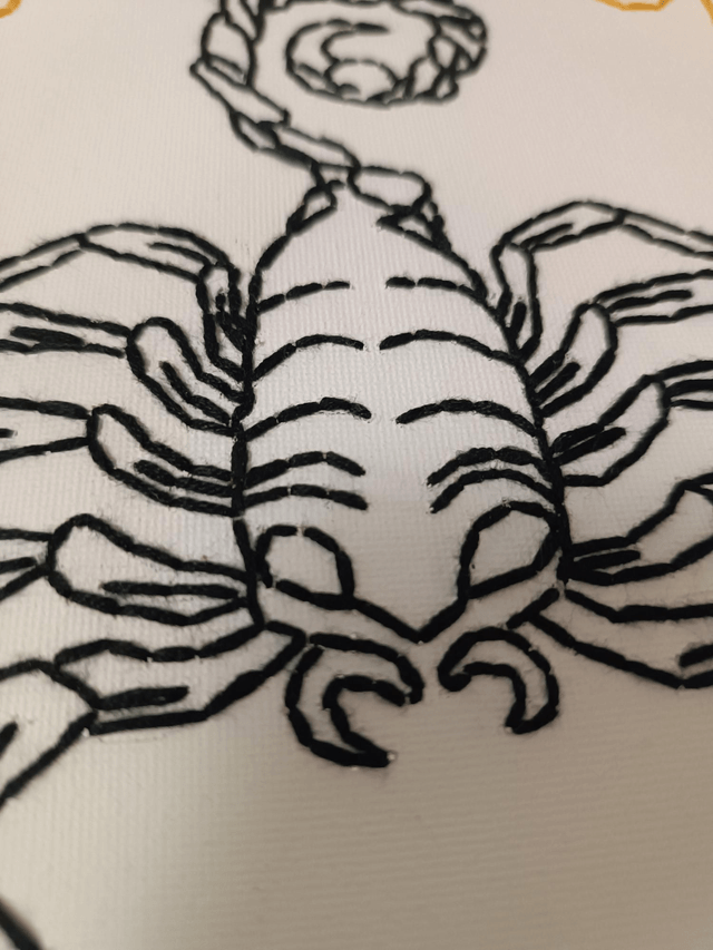 Toile brodée signe astro Scorpion 