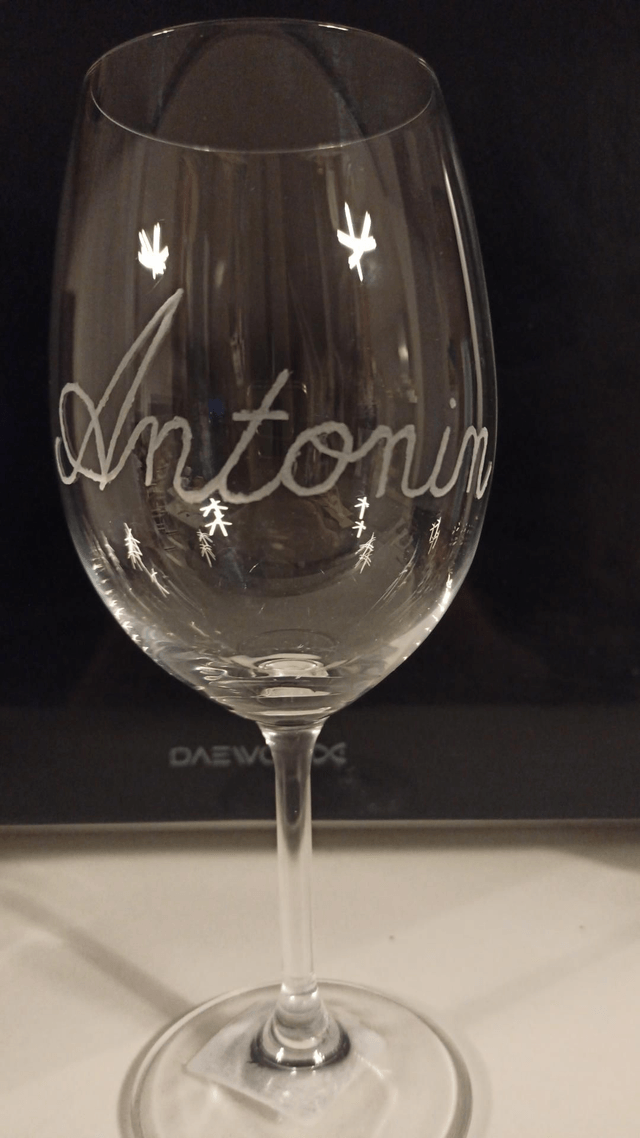 Verre à vin gravé