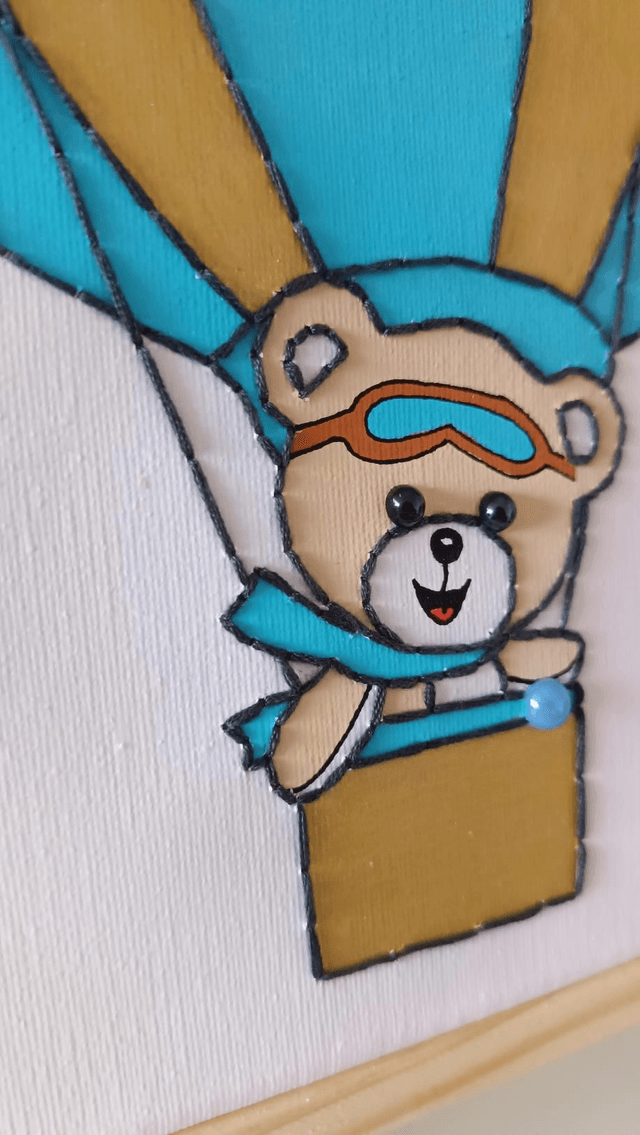 Toile brodée montgolfière avec prénom 