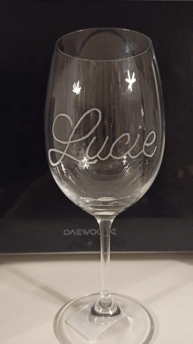 Verre à vin gravé