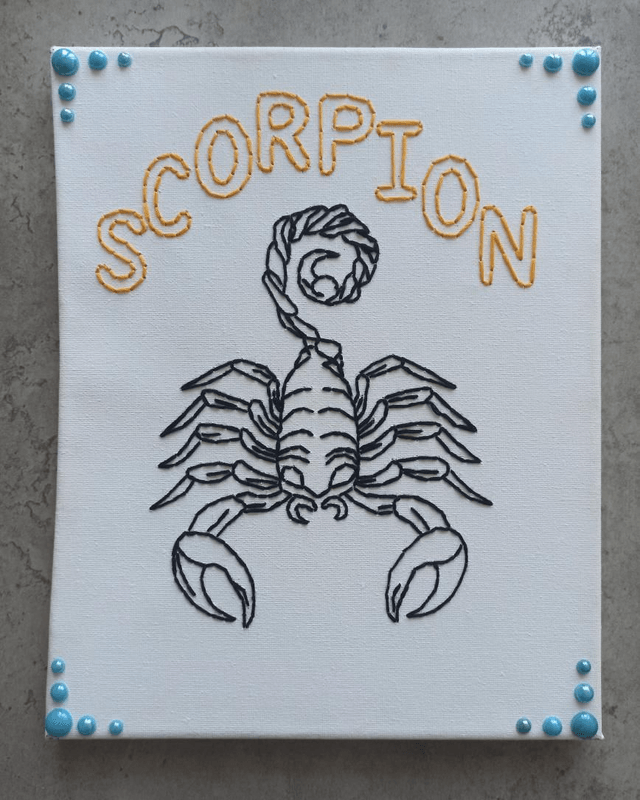 Toile brodée signe astro Scorpion 