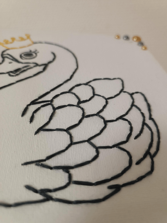 Toile brodée cygne avec couronne