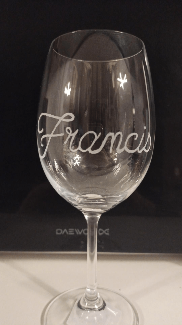 Verre à vin gravé