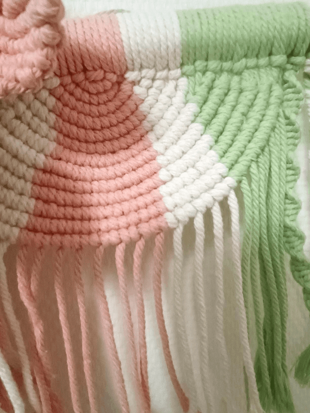 Décoration macramé avec fleur