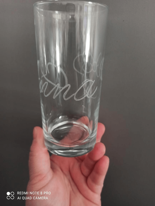 Verre gravé avec motif fille