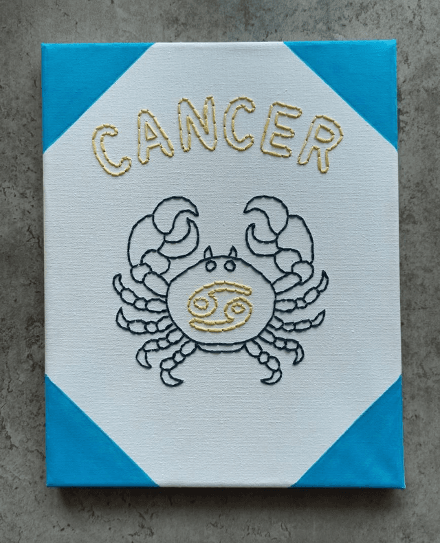 Toile brodée signe astro Cancer