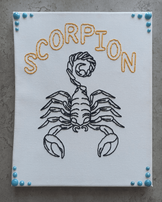 Toile brodée signe astro Scorpion 